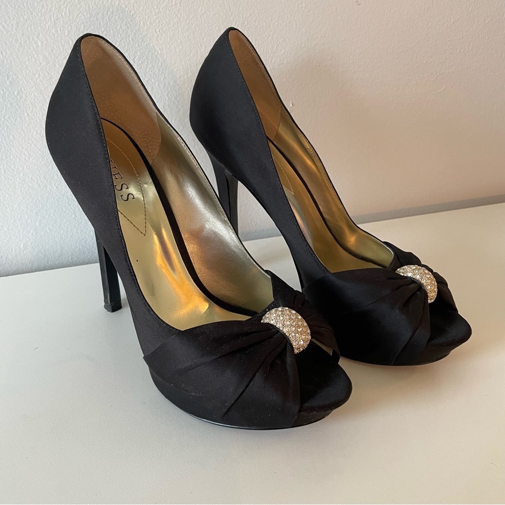 Guess Women's Black Satin Fabric Rhinestone Peep Toe Pump 5" Heels sz 8.5 M, EUC
